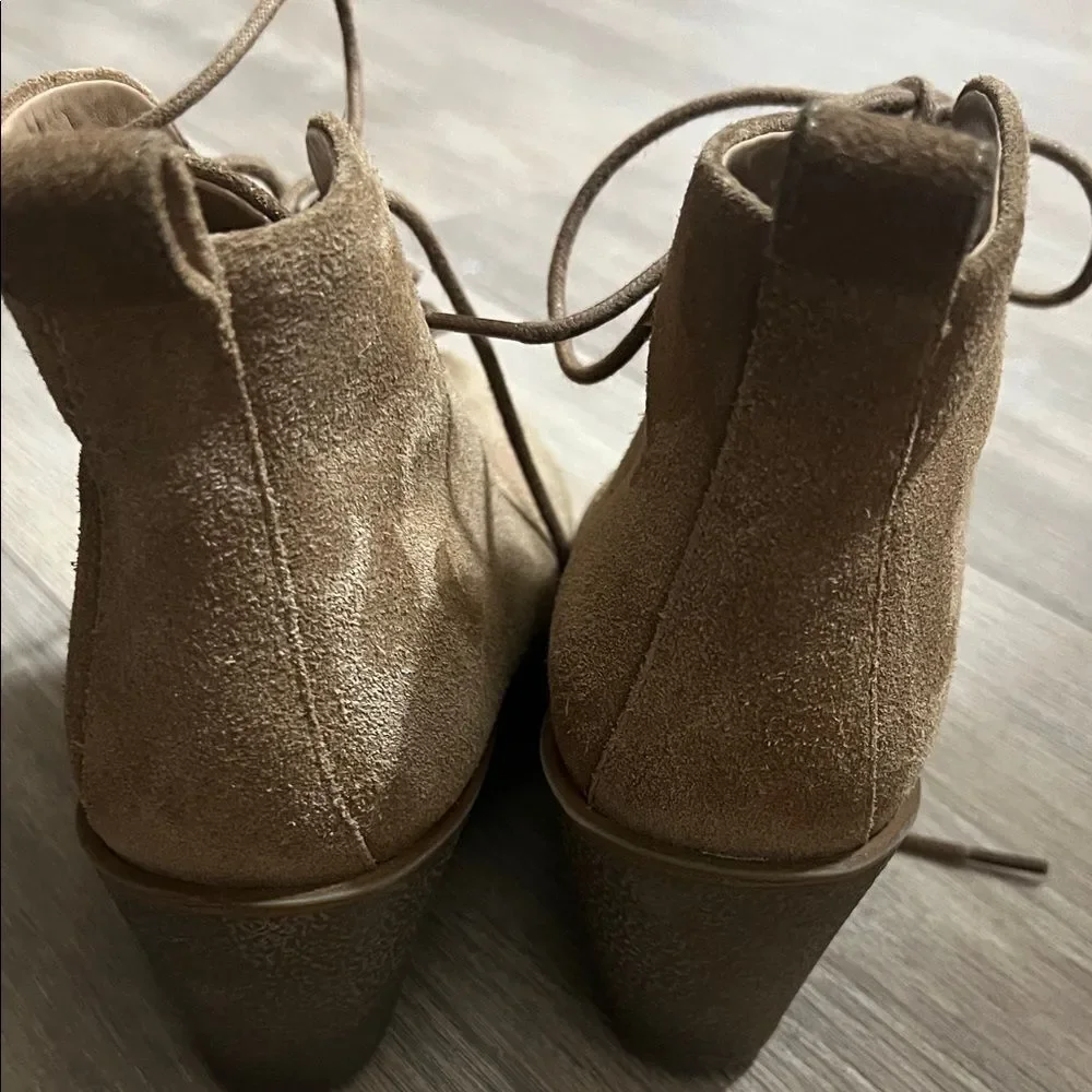 AEROSOLES Women's Tan Suede Ankle Booties